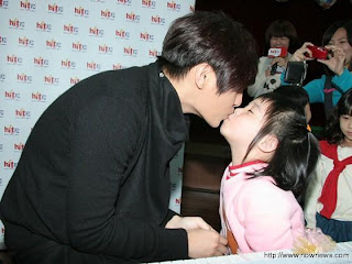 [18.03] Arron Yan vole le premier baiser de petites filles + MV de "The next mv" 2011_AaronYanPromoKids3