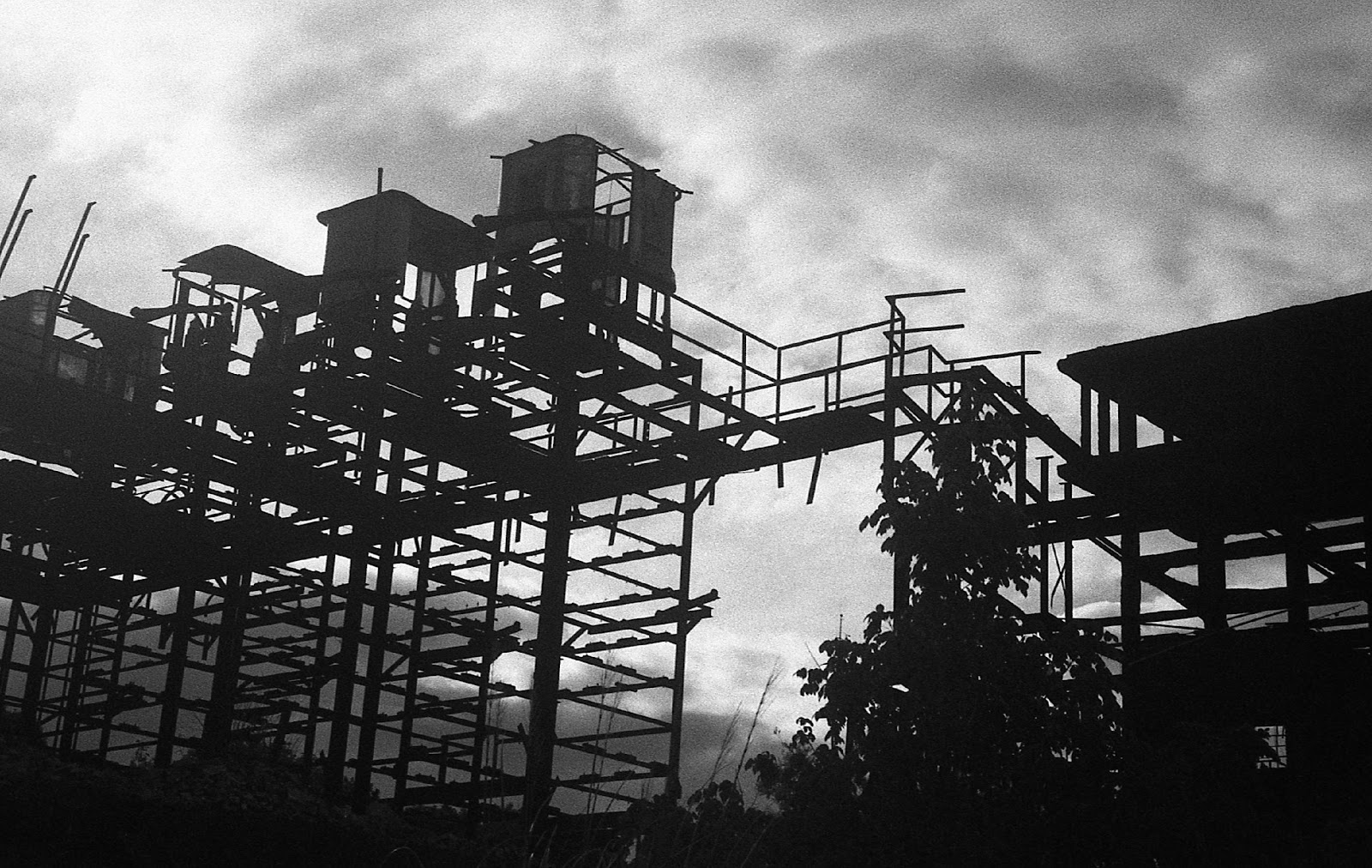 FotografÃ­a por dh.wtj. Ruinas de Meteor de la serie â€œZÃ¡rate SulfÃºricoâ€