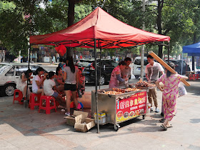新奥尔良烤鸡 (New Orleans Roasted Chicken) food stall on a sidewalk in Hengyang