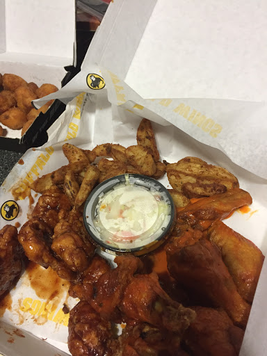 Chicken Wings Restaurant «Buffalo Wild Wings», reviews and photos, 1018 Willow Rd, Northbrook, IL 60062, USA