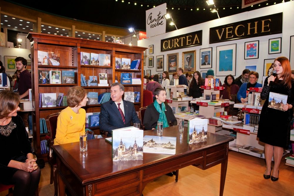Crăciunul regal (ediția a II-a) de Principesa Margareta a României și Principele Radu al României, Curtea Veche Publishing Crăciunul regal (ediția a II-a) de Principesa Margareta a României și Principele Radu al României, Curtea Veche Publishing