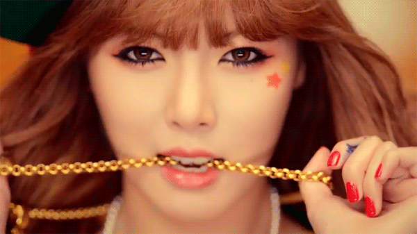 Hyuna-chain.gif
