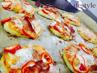 Mini-Pizzen von Mamas Liefestyle sind fertig 9 leckere MIni-Pizzen sind fertig: Der Käse ist zerlaufen und appetitlich ligen sie auf dem Blech bereit