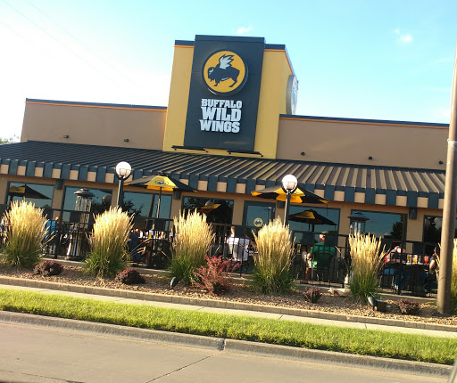 Chicken Wings Restaurant «Buffalo Wild Wings», reviews and photos, 2717 S Columbia Rd, Grand Forks, ND 58201, USA