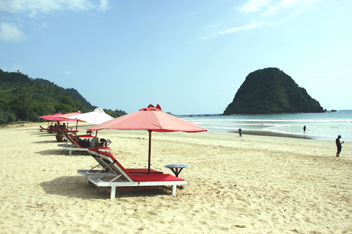 Pantai Pulau Merah