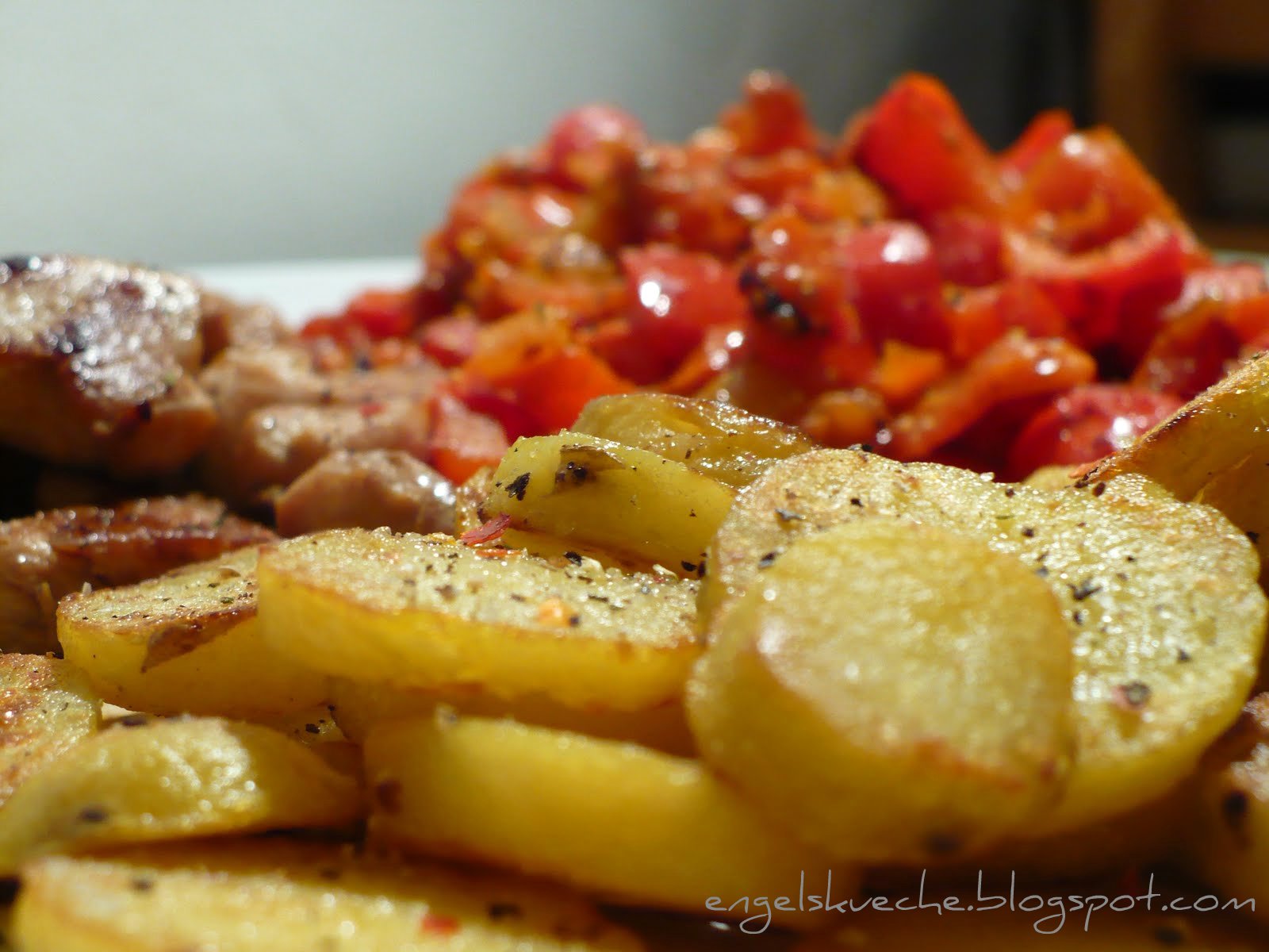 Essen aus Engelchens Küche: Bratkartoffeln mit scharfem Paprika-Gemüse ...