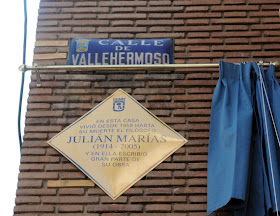 Placa Homenaje a Julián Marías en la calle Vallehermoso