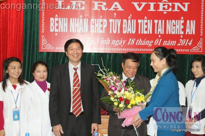 PCT UBND tỉnh tặng hoa chúc mừng bệnh viện