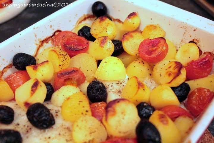 Merluzzo al forno con pomodorini, olive e patate | Un Pinguino in cucina