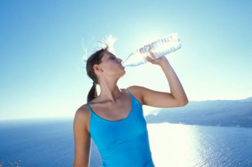 Nguy cơ hại sức khỏe tiềm ẩn từ uống nước đóng chai 1