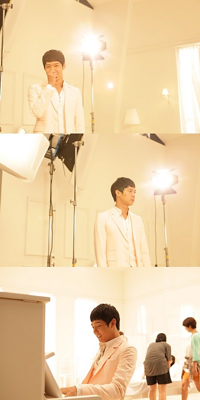 Yoochun Smiles con su mirada derrite los corazon en el set de filmación del anuncio de Penzal  Penzalyoochun