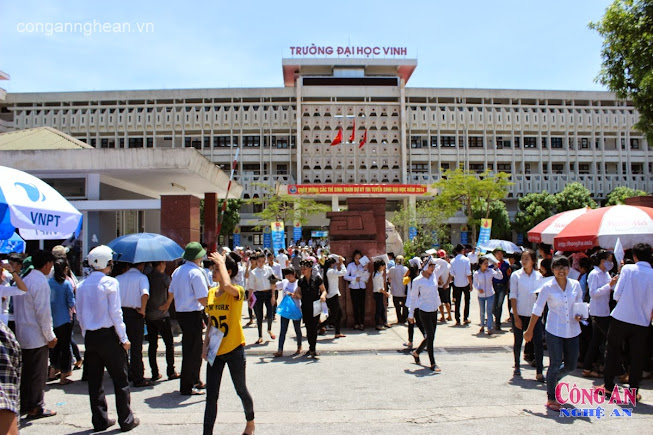Quang cảnh trước trường ĐH Vinh vào ngày đầu kì thi ĐHCĐ năm 2014