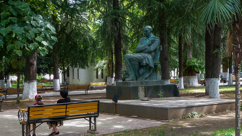 Памятник в центральном парке Кутаиси Памятник в центральном парке Кутаиси