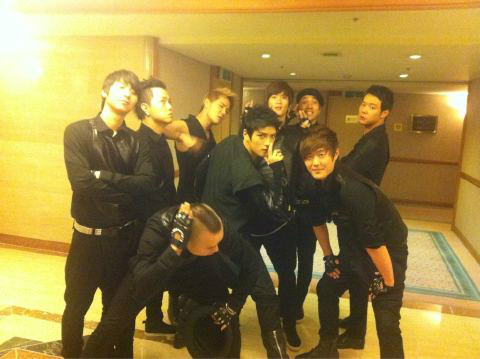 [Fotos] JYJ Backstage en el Festival Internacional de Cine de Busan con los bailarines y amigos  AbKS3S3CQAAG9nY