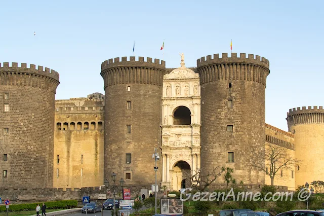 Napoli gezilecek yerler Castel Nuovo