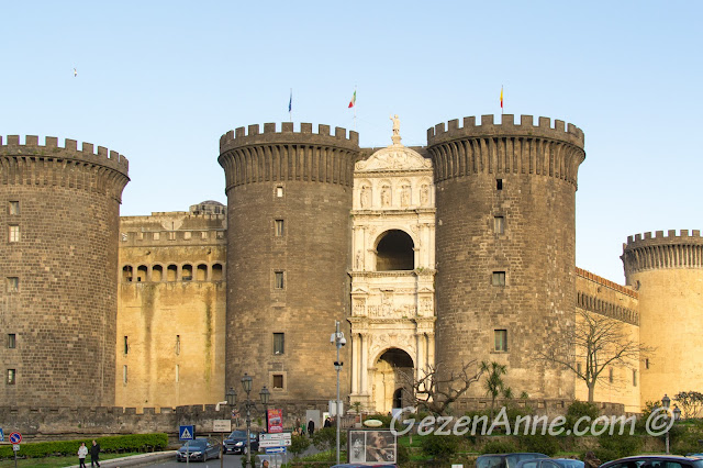 Napoli gezilecek yerler Castel Nuovo