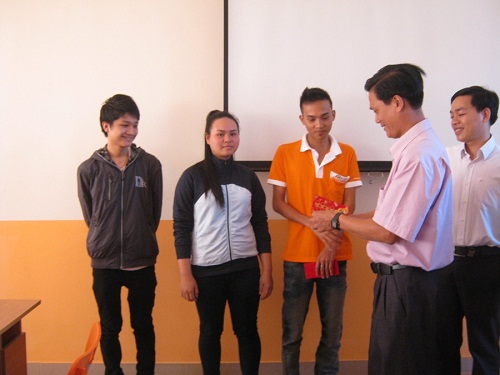 Thầy Huỳnh Ngọc Khoan đang “lì xì” đầu năm cho các bạn sinh viên may mắn