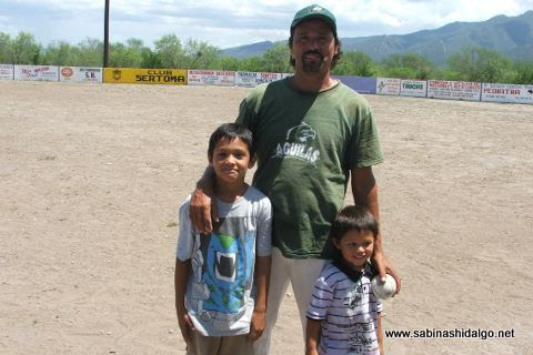 Ramón Leopoldo Alba y sus hijos en el softbol del Club Sertoma