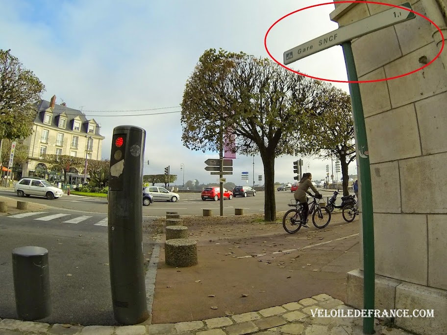 Exemple de panneau caché dans les villes comme ici à Blois - La Loire à vélo sans prendre l'eau par veloiledefrance.com