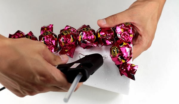 Guirlanda feita com bombons – perfeita para festas | Revista Artesanato