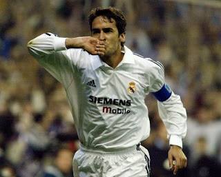 Real Madrid History and Current Players - Page 2 Raul+kissing+ring