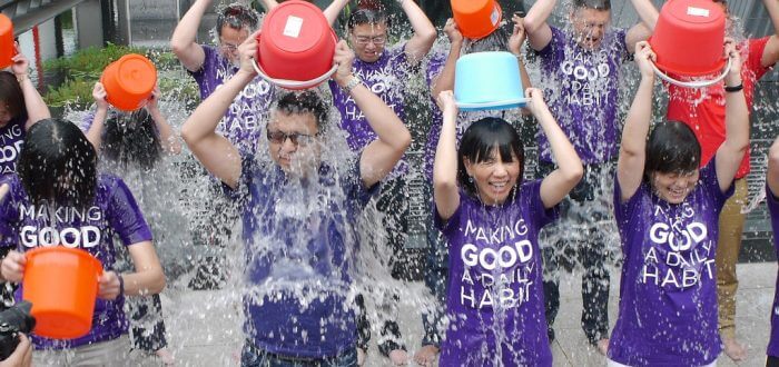 niños mojándose con baldes de agua 