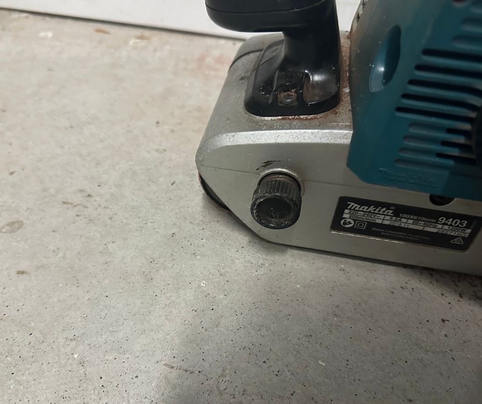 Use this knob to line up sanding belts