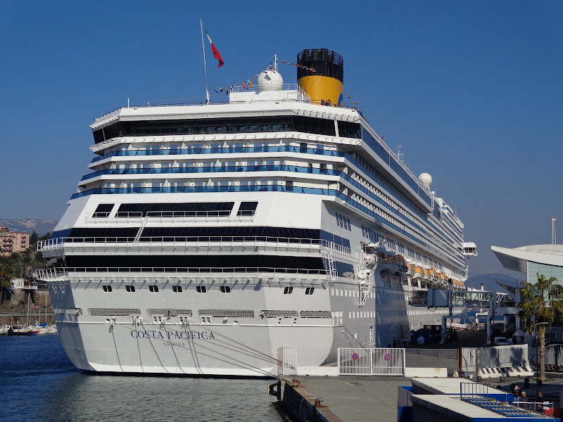 А включите-ка мне усилители качки! А подайте-ка белых пиджаков. Costa Paсifica февраль 13г