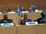 Ci-devant de gauche à droite, les présidents Joseph Kabila, Denis Sassou Nguesso et Paul Kagame lors de la signature de l'accord-cadre sur la paix dans l'Est de la RDC, 24 février 2013 à Addis-Abeba. Ph. Engumba.