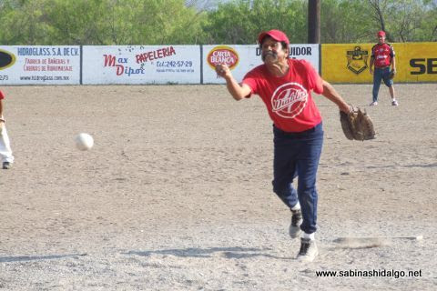 Guadalupe Soto de Diablos en el softbol del Club Sertoma