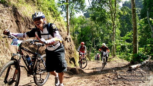 Menuntun sambil tertawa lepas atau tetap gowes sambil melet-melet?