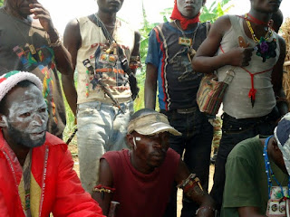 (Assis à l’avant-plan de gauche à droite) le commandant  Kaisse, le lieutenant Faza et Mukundu Kundu, commandant des opérations des Maï-Maï du Congrès des peuples du Katanga (CPK), actifs entre Mitwaba et Pweto au Katanga. (Ph. C. Djuma)