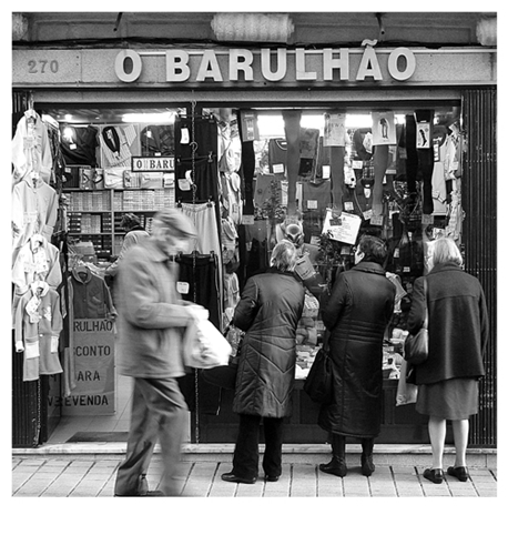 black and white_ruimnm_traditional_commerce_ porto_portugal