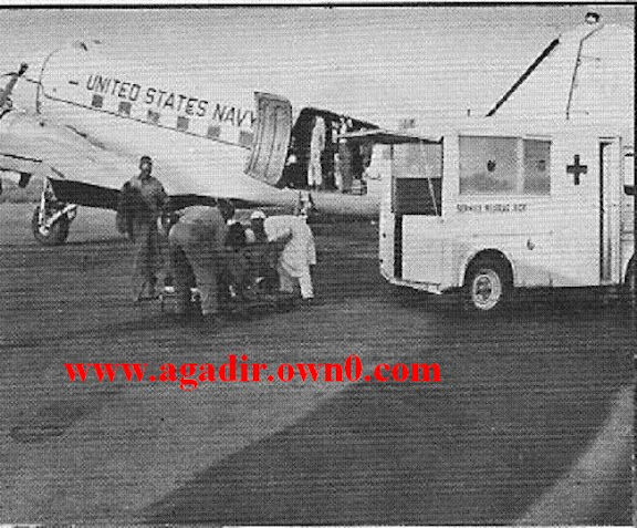 البحرية الامريكية تقدم الإغاثة العاجلة لسكان المناطق المنكوبة بمدينة اكادير سنة 1960 AgadirFourLoadingR4DEvac