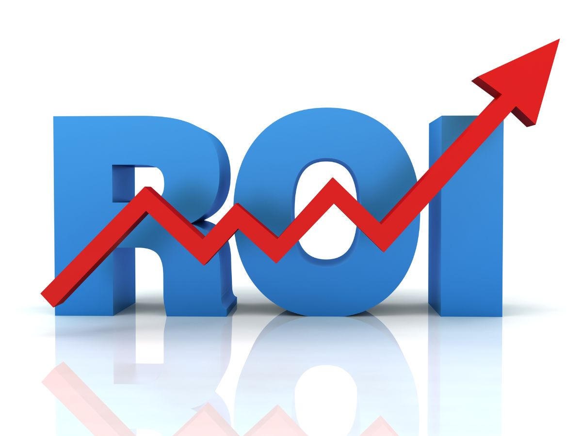 ROI in 3-D Letters intersected with a red arrow indicating that data driven marketing increases ROI.