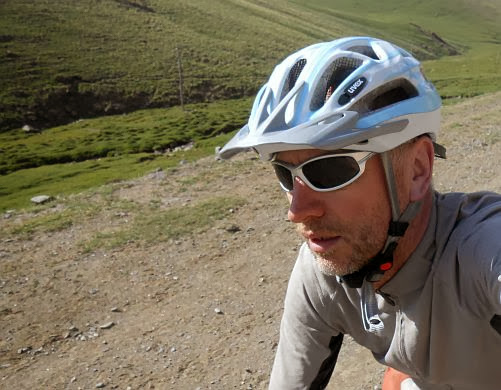 Chris on the Bike beim Aufstieg zum Chamaldilga-Pass, Kirgistan