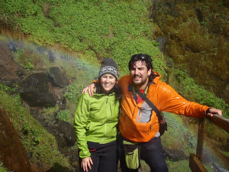 Raquel y yo después de pasar por detrás de la cascada de Seljalandsfoss - Islandia