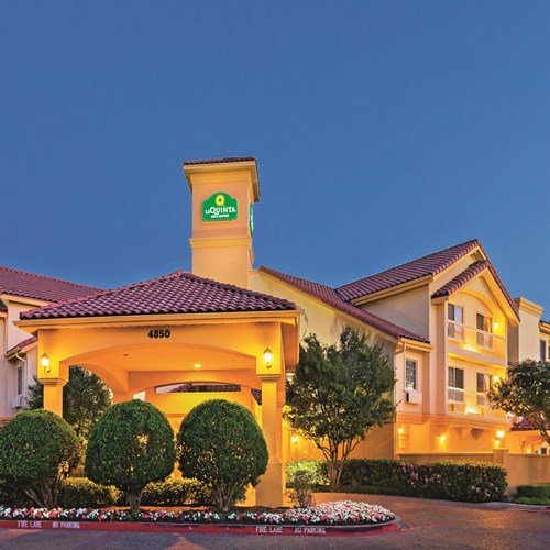 La Quinta Inn & Suites by Wyndham Dallas DFW Airport North logo