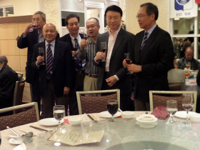 圖為華協會長羅傑承副會長李茂銘、主席黃錫林、副主席梁樹琦、陳孟東、總幹事李伯勇等敬酒。
