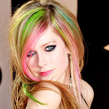 Avril Lavigne com mechas coloridas de verde e rosa