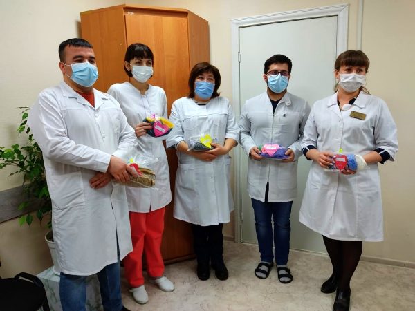 В Нефтеюганском районе волонтеры связали шерстяные вещи для врачей Пойковской ...