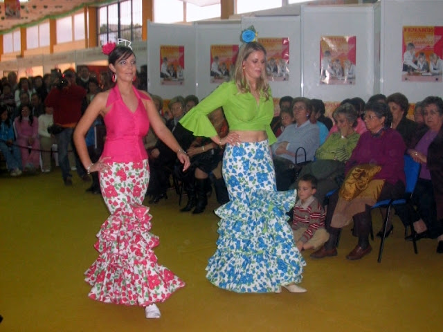 بالصور // عرض أزياء أندلسى للملابس التقليدية (( فتيات وسيدات )) فقط من أمواج DESFILE%25252046