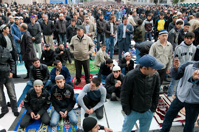 Foto Eksklusif!! Shalat Idul Fitri di Russia, Jalan Moskow Dipenuhi Ratusan Ribu Umat