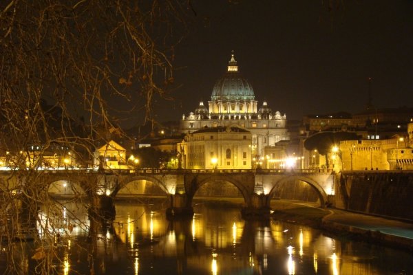 Vista nocturna del Vaticano