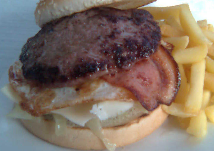 Hamburguesa con huevo, queso y bacon en Sándwich de hamburguesa con queso