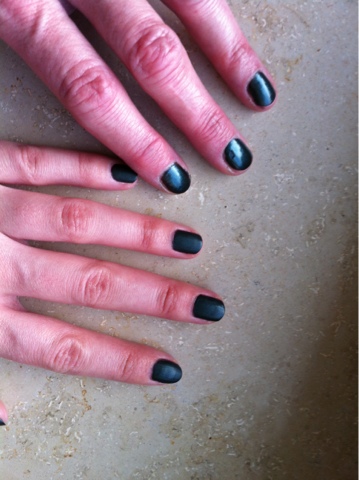 Mit Überlack von Essie ein mattes Finish