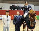 Vencedor ladeado por Pedro Leal, presidente do júri, e Pedro Carvalho, diretor técnico do CEIA (foto Jaime Feijão)