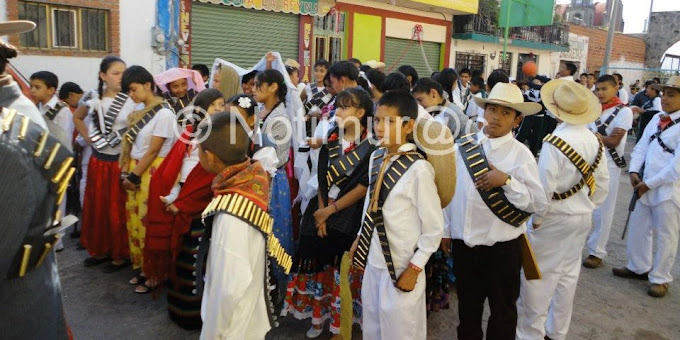 Imágenes del desfile del día de la Revolución  Mexicana en Irámuco (2011)
