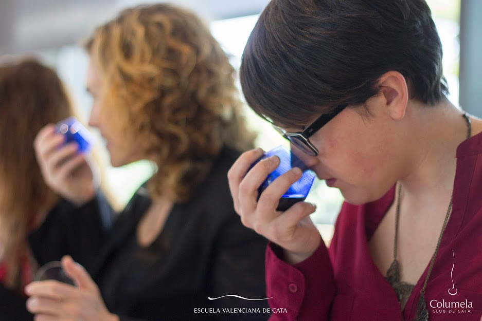 Image of ESAO students working on their sense of smell. ESAO image bank