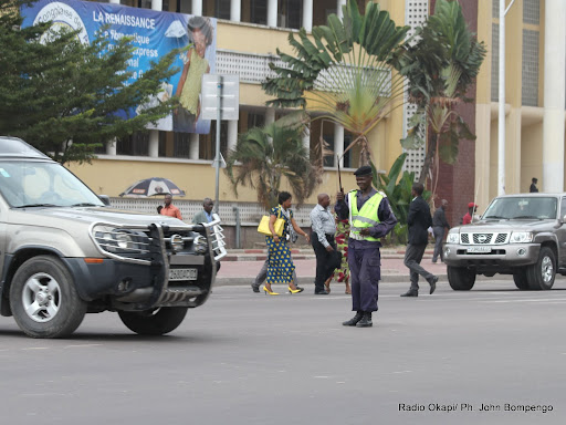 Des policiers de roulage réglementent la circulation le 4/10/2012 sur le boulevard du 30juin à Kinshasa devant l’hôtel de poste, lors de disfonctionnement de feux de signalisation. Radio Okapi/ Ph. John Bompengo